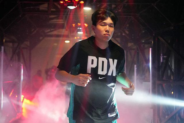 杨瀚森怎么不打高位策应?是他自己的锅?